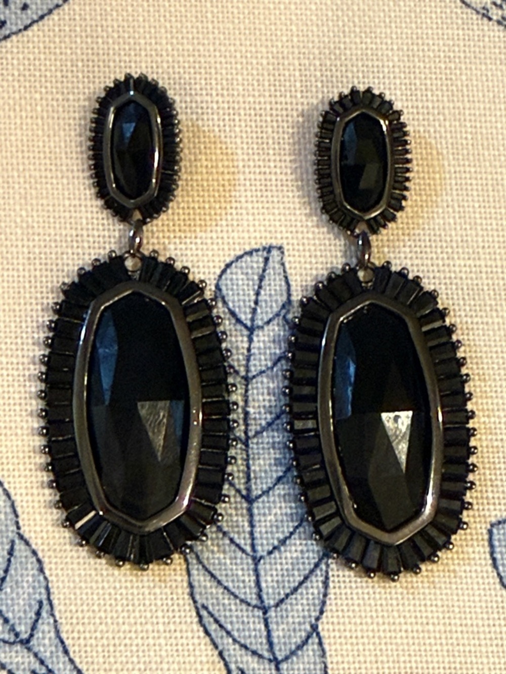 🤩RARE🤩 Kendra Scott Kaki earrings